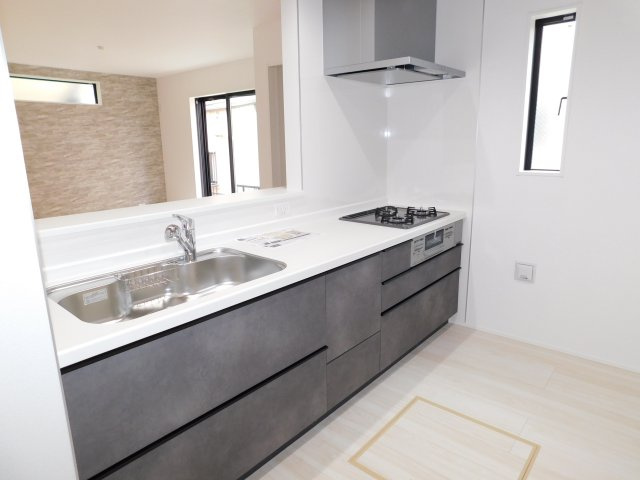 名古屋市港区遠若町１丁目の新築一戸建のキッチン|◇キッチン◇　　人気の対面式・人造大理石カウンター・浄水器付ハンドシャワー・静音仕様シンク・スローインクローズレール・薄型換気扇・前面コンセント完備・床下収納庫 　
