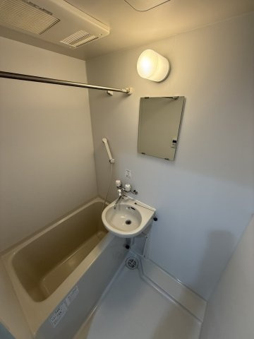 カーサビスタ横浜六浦の浴室|バストイレ別♪