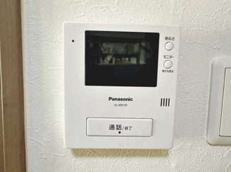 【防犯設備】 | かもめ第二コーポ１４号棟 | ＴＶモニター付きインターホンですので、突然の来客時にも外の様子が確認できて安心です！
