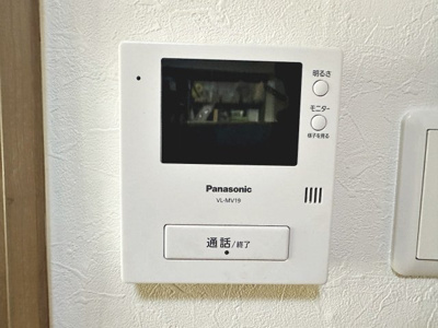 【防犯設備】 | かもめ第二コーポ１４号棟 | ＴＶモニター付きインターホンですので、突然の来客時にも外の様子が確認できて安心です！