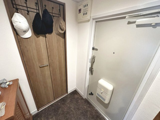 【玄関】 | かもめ第二コーポ１４号棟 | ゆとりの玄関ですよ！玄関収納があるので、玄関周りもスッキリ片付きますね！