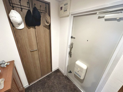 【玄関】 | かもめ第二コーポ１４号棟 | ゆとりの玄関ですよ！玄関収納があるので、玄関周りもスッキリ片付きますね！