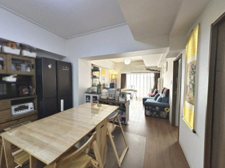 【居間・リビング】 | かもめ第二コーポ１４号棟 | 【ＬＤＫ約１８帖】大きな窓のあるリビングは、陽光あふれる明るい空間です！居心地良く、ご家族皆がゆったり寛げる憩いの空間となりそうです♪