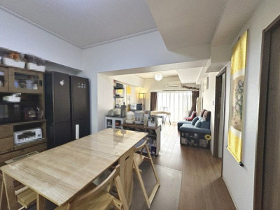 【居間・リビング】 | かもめ第二コーポ１４号棟 | 【ＬＤＫ約１８帖】大きな窓のあるリビングは、陽光あふれる明るい空間です！居心地良く、ご家族皆がゆったり寛げる憩いの空間となりそうです♪