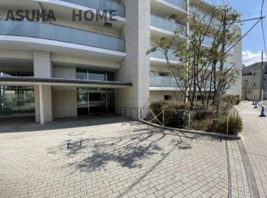 アトラス上大岡ヒルズのエントランス|マンション前のエントランスは開放感のあるスペースで心が弾みますね。