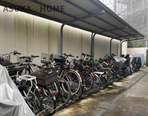 アトラス上大岡ヒルズの駐輪場|きちんと整理されてる駐輪場は屋根付きで雨の日も安心ですね。