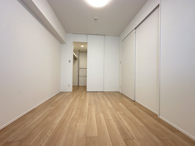 アトラス上大岡ヒルズの洋室|ウオークインクローゼット付の洋室になります。広々な６．５帖の洋室になります。