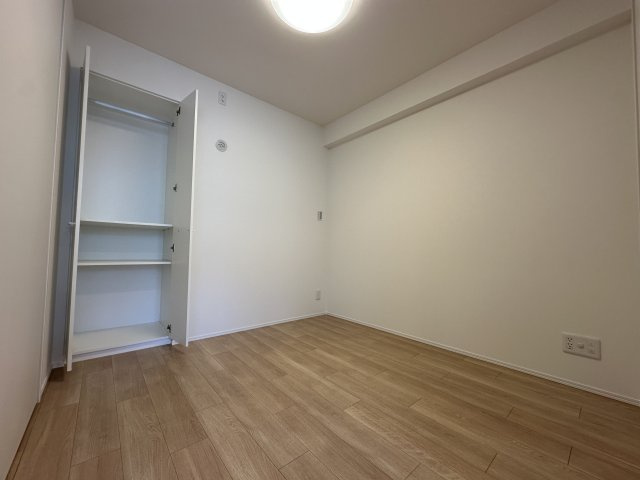 アトラス上大岡ヒルズの洋室|収納がうれしい洋室です。レイアウトしやすいお部屋で、第2のリビングとしても使えるお部屋です。