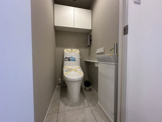 アトラス上大岡ヒルズのその他|新規交換のトイレです。上部に収納がありすっきりと清潔感があります。