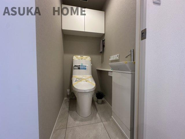 アトラス上大岡ヒルズのその他|新規交換のトイレです。上部に収納がありすっきりと清潔感があります。