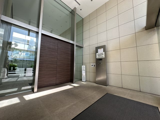 アトラス上大岡ヒルズのエントランス|ウッドの扉が高級感のあるマンションエントランスです。オートロックになります。