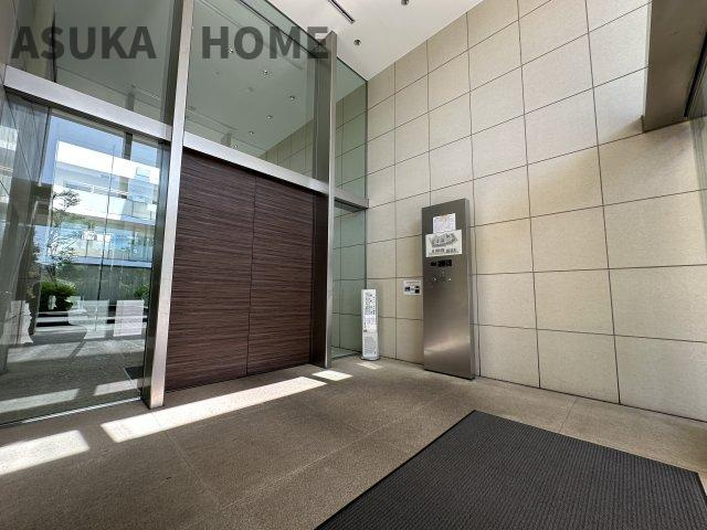 アトラス上大岡ヒルズのエントランス|ウッドの扉が高級感のあるマンションエントランスです。オートロックになります。