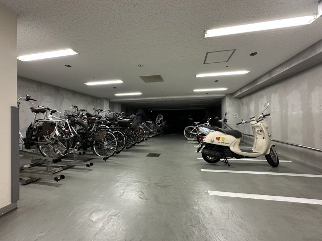 アトラス上大岡ヒルズの駐輪場|駐輪場になります。きれいに整頓されていて、管理体制も良好です。