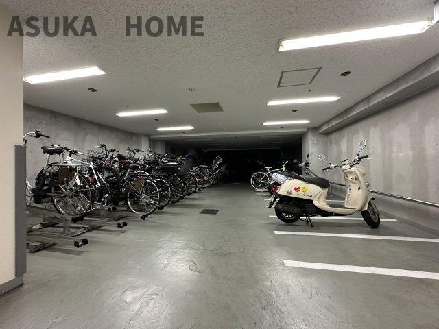 アトラス上大岡ヒルズの駐輪場|駐輪場になります。きれいに整頓されていて、管理体制も良好です。