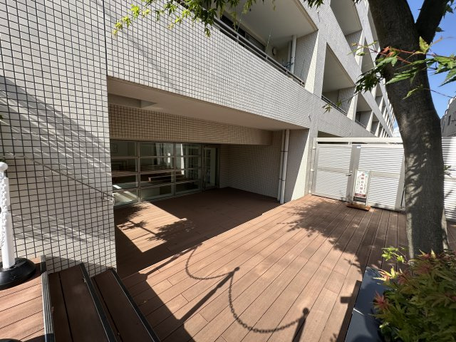 アトラス上大岡ヒルズのその他共用部分|サブエントランスです。ウッドデッキになっていて癒しの空間です。