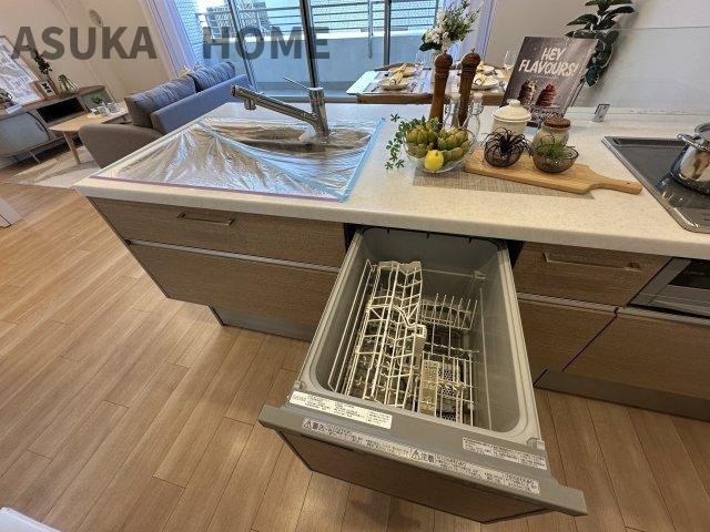 アトラス上大岡ヒルズのキッチン|新規設置のシステムキッチンは、家事に便利な食洗器付き。余った時間で家族とのコミュニケーションに◎
