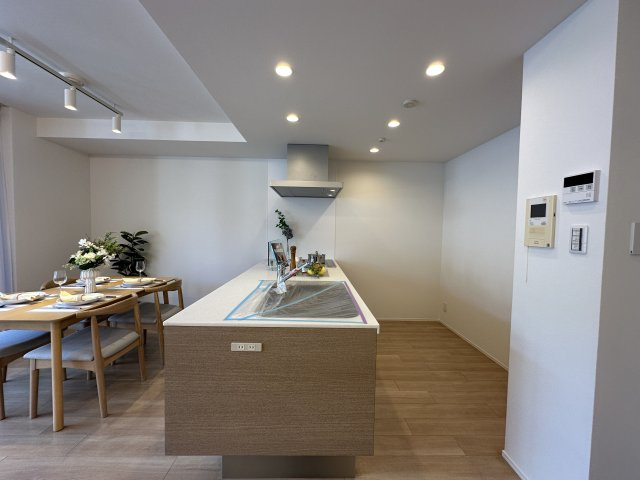 アトラス上大岡ヒルズのキッチン|対面式カウンターキッチンで冷蔵庫、電子レンジ、カップボードを余裕で設置できるスペースがあります。