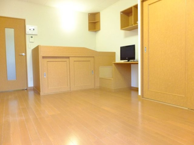 レオパレスブルーカナリアの居間・リビング|1Fフローリング