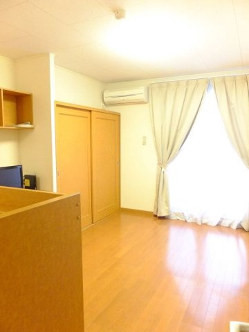 レオパレスブルーカナリアの寝室|1Fフローリング