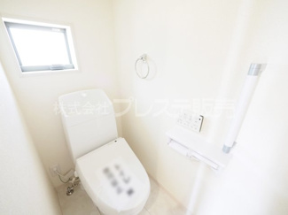 【トイレ】 | 大和郡山市九条町の新築一戸建 全１１区画 | 現地写真（３号地１階トイレ）温水洗浄便座を標準装備！