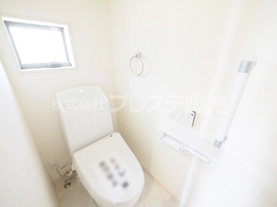 【トイレ】 | 大和郡山市九条町の新築一戸建 全１１区画 | 現地写真（３号地１階トイレ）温水洗浄便座を標準装備！