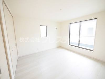 【洋室】 | 大和郡山市九条町の新築一戸建 全１１区画 | 現地写真（３号地２階洋室）全室南向きですので、陽あたり良好です♪