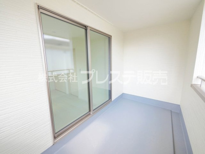 【バルコニー】 | 大和郡山市九条町の新築一戸建 全１１区画 | 現地写真（号地インナーバルコニー）急な雨にも安心の屋根付きインナーバルコニーを配置しました！