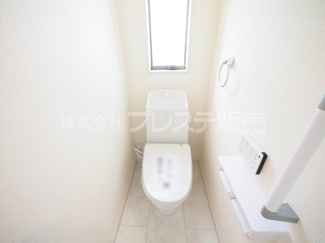 【トイレ】 | 大和郡山市九条町の新築一戸建 全１１区画 | 現地写真（３号地２階トイレ）温水洗浄便座を標準装備！
