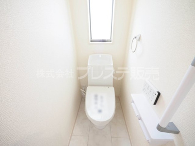 【トイレ】 | 大和郡山市九条町の新築一戸建 全１１区画 | 現地写真（３号地２階トイレ）温水洗浄便座を標準装備！