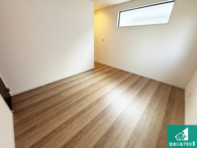 1(土)2(日)現地見学可能！◆堺市美原区小寺　全2邸の洋室|シンプルな洋室は、自分好みのインテリアが楽しめます♪ご家族とインテリアや家具を選びに行くのは入居時の醍醐味の一つです。ぜひお楽しみください♪