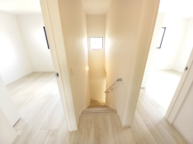 ひたちなか市武田1期の内装|階段です。窓付きの階段は明るく、手すり付きで小さなお子様でも安心です