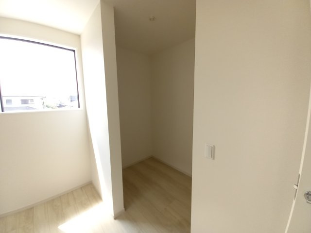 ひたちなか市武田1期の収納|ウォークインクローゼットには衣類だけでなく、趣味のグッズもたっぷり収納できます