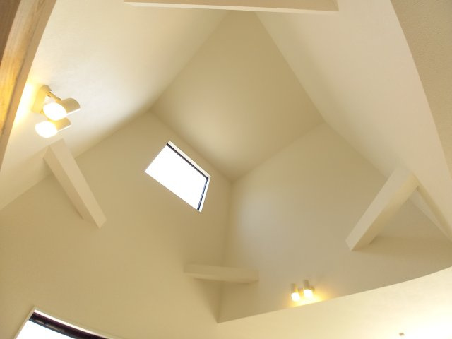 ひたちなか市武田1期の内装|吹き抜け天井からは柔らかい光がリビングに注がれ、開放感もございます。