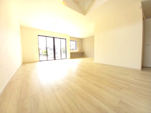 ひたちなか市武田1期の居間・リビング|大きな窓があり陽射しが差し込みます。お子様の目を離すことなく片付け・お料理ができ安心です。