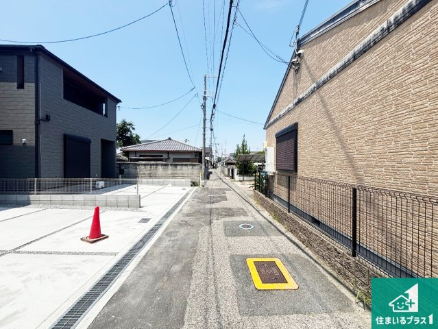 29(土)30(日)現地見学可能！◆堺市美原区小寺　全2邸の前面道路含む現地写真|周辺は閑静な住宅街！前面道路広々で車の出し入れも便利です。駐車が苦手な方でも安心して車庫入れできます！