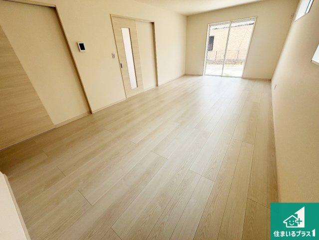 29(土)30(日)現地見学可能！◆堺市美原区小寺　全2邸の居間・リビング|日当たり良好の明るいリビングで朝の目覚めもスッキリできそう！対面キッチンでご家族のコミュニケーションも自然と増える設計！小さなお子様が遊ぶスペースを作っても広々とくつろげるLDK！