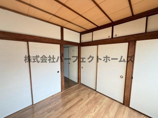 成田町戸建　賃貸の居間・リビング|こちらのリビングで趣味の時間をお楽しみください