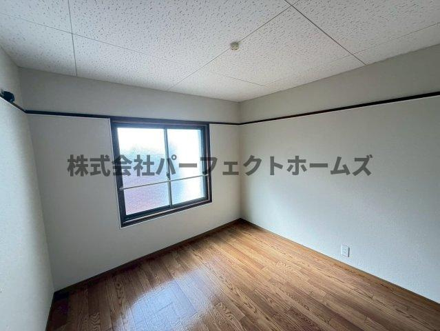 成田町戸建　賃貸の洋室|落ち着いた色調の洋室です