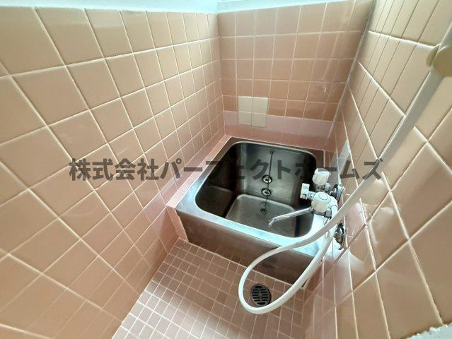 成田町戸建　賃貸の浴室|落ち着いた空間のお風呂です