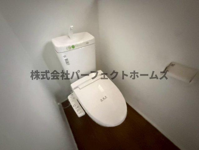 成田町戸建　賃貸のトイレ|ゆったりとした空間のトイレです
