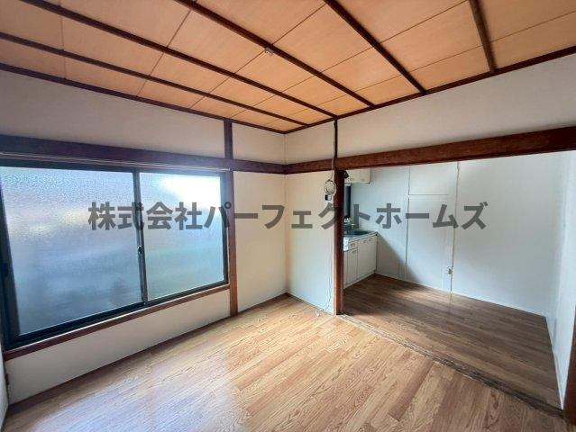 成田町戸建　賃貸の居間・リビング|ゆったり過ごせる居間です
