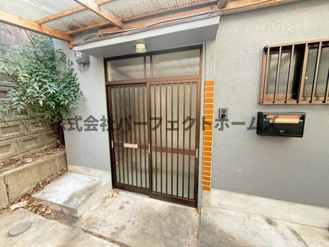 成田町戸建　賃貸のエントランス|落ち着いたエントランスです