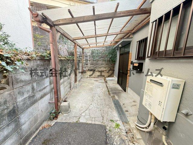 成田町戸建　賃貸のその他|玄関前フリースペースです