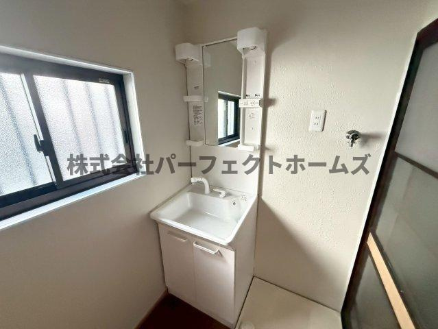 成田町戸建　賃貸の独立洗面台|独立洗面台で身支度をすべて済ませてしまいましょう