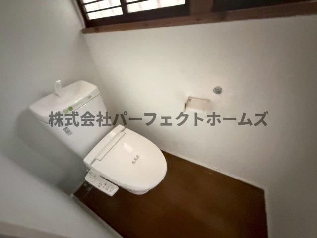 成田町戸建　賃貸のトイレ|コンパクトで使いやすいトイレです
