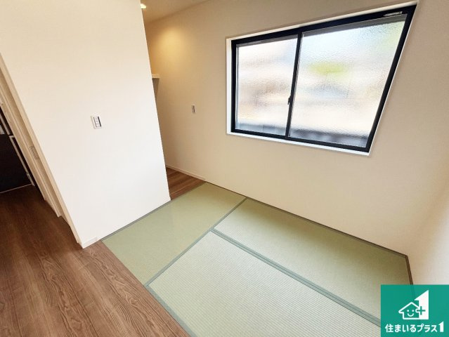 堺市美原区小寺　新築一戸建ての設備|和室は不要と言う方でも、少し横になって寛ぐ場所が欲しい、子供さんの遊びスペースをリビング近くに確保したい、そんな方に喜ばれている畳コーナーです。用途は色々！工夫次第♪