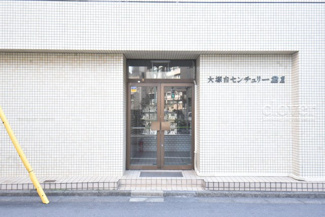 【エントランス】 | マンションの正面エントランス。出入りする人間を癒してくれるマンション入り口であり、その建物の「顔」でもあります。～即日のご見学可能～　お問合せはお気軽にどうぞ。
