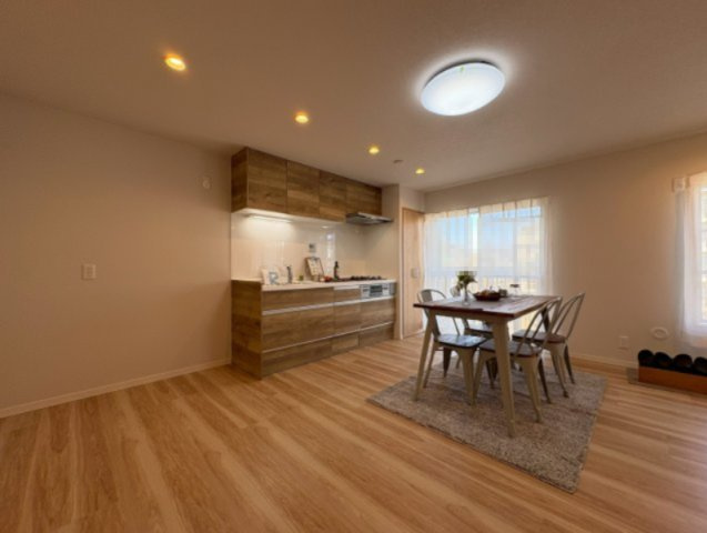 境谷西第2住宅団地16棟のキッチン|収納力たっぷりの引き出し式システムキッチンが備えられた、広々としたダイニングキッチンスペースです◎