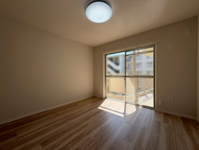 境谷西第2住宅団地16棟の洋室|大きな掃き出し窓があり、バルコニーに面した明るい洋室です。