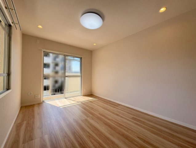 境谷西第2住宅団地16棟の洋室|2面採光の明るい洋室、お子様の居室などにぴったりです。